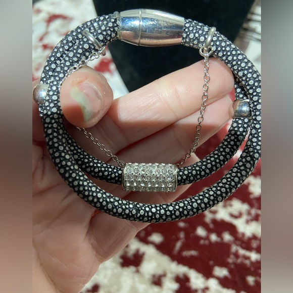 Vegan Leather Stingray Pattern Bracelet. Magnetic Close Rhinestone - Picture 4 of 4